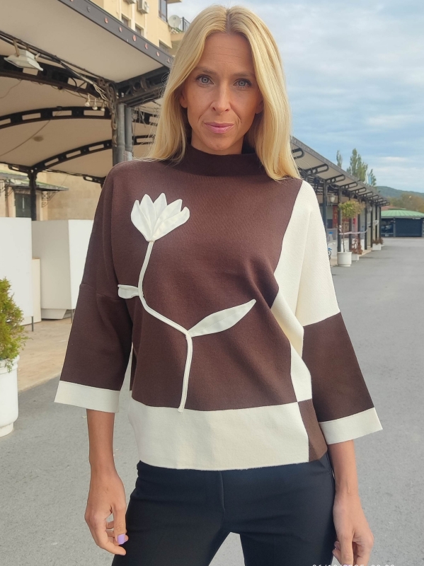 Women's sweater with a flower in brown