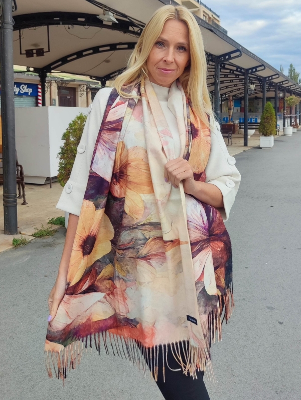 Кашмирен шал с флорални мотиви с бежово
