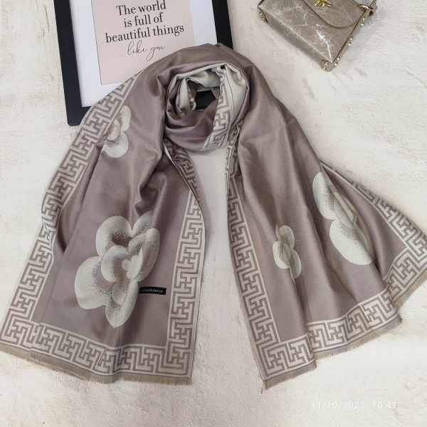 Women's cashmere scarf 