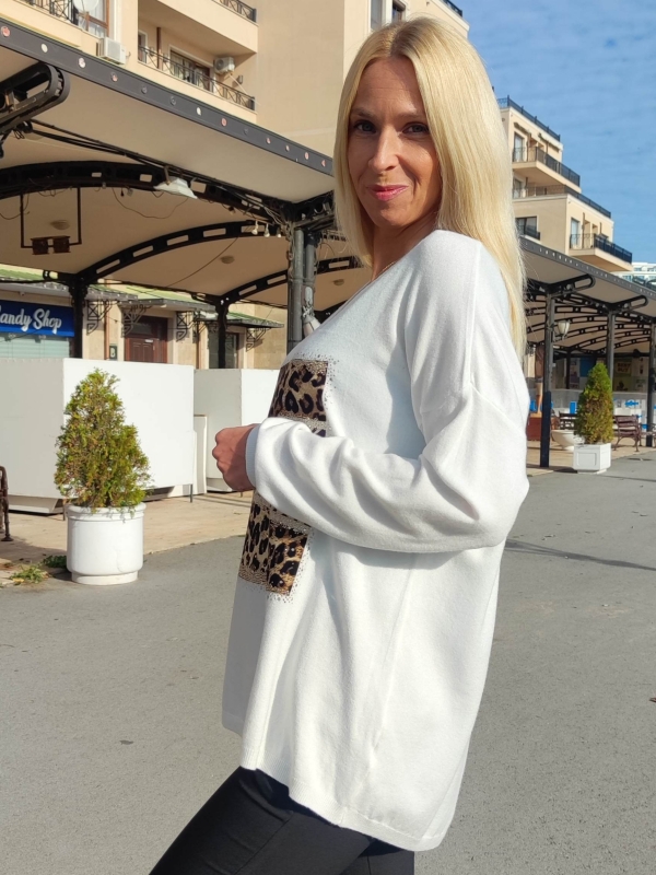 Women's sweater with V-neck and decorative accent