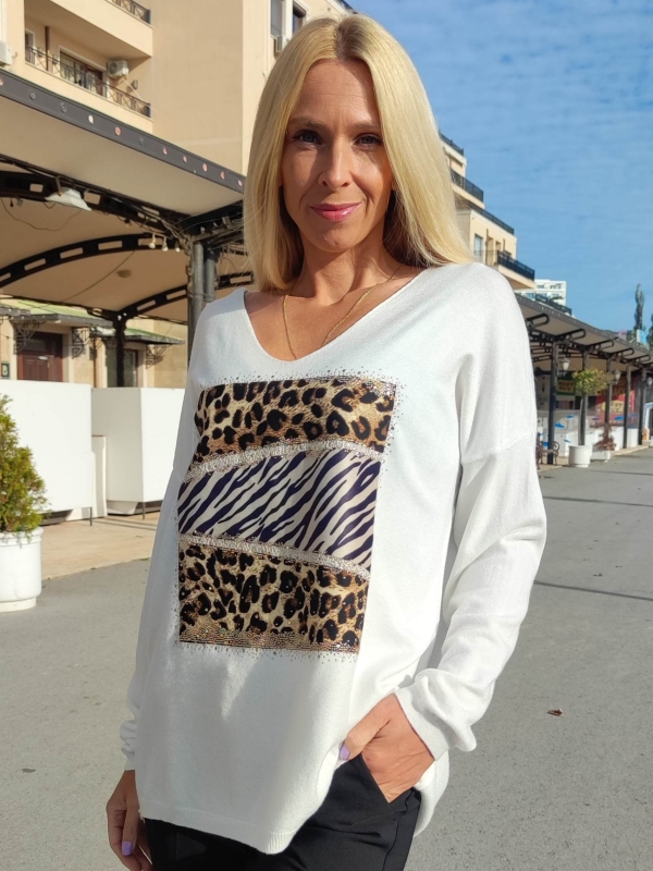 Women's sweater with V-neck and decorative accent