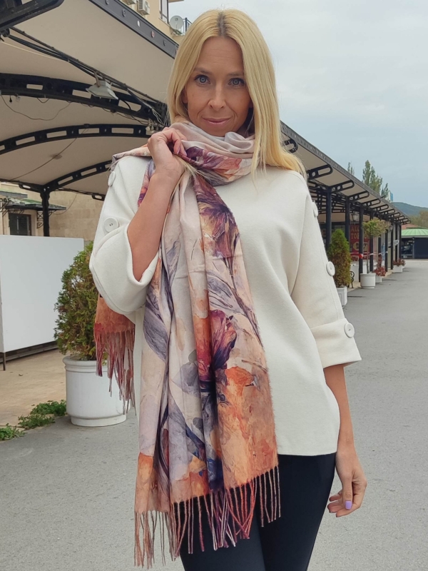 Elegant women's scarf with floral print