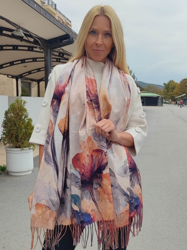 Elegant women's scarf with floral print
