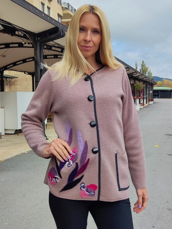 Дамска жилетка в розово с апликация