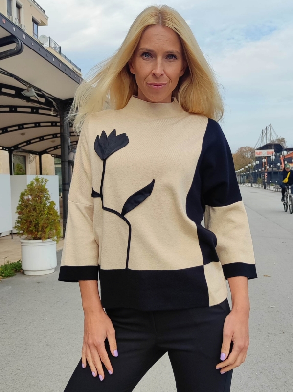 Women's sweater with a flower in black and beige 