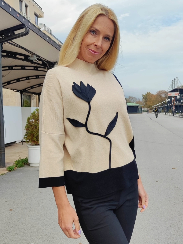 Women's sweater with a flower in black and beige 