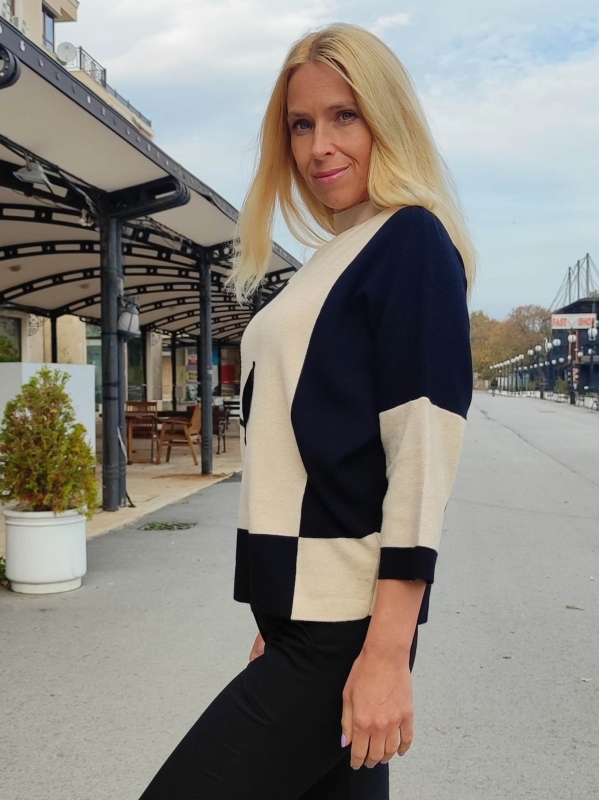 Women's sweater with a flower in black and beige 