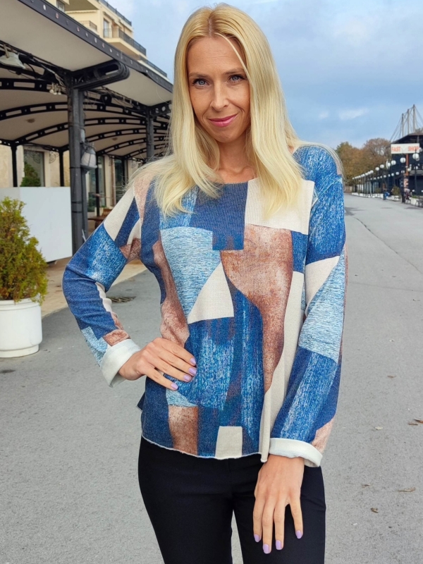 Elegant women's blouse with geometric print in blue-brown tones