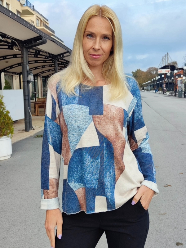 Elegant women's blouse with geometric print in blue-brown tones