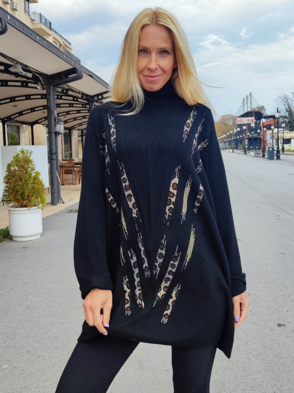 Elegant maxi tunic in black with polo collar and decorative motifs