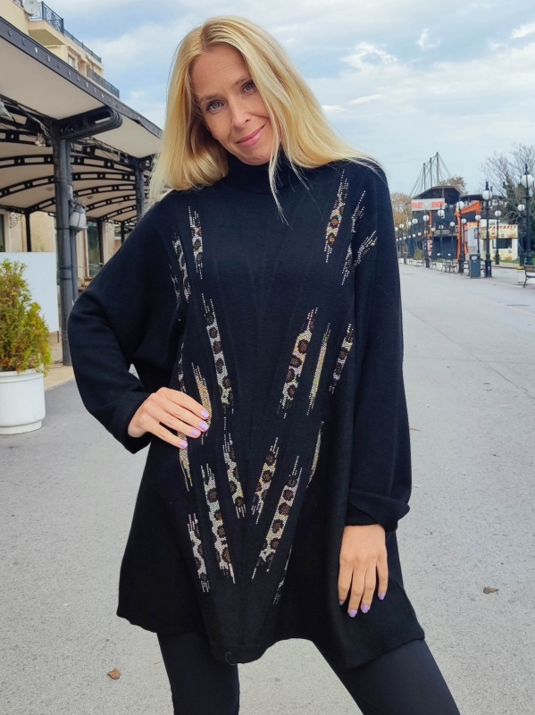 Elegant maxi tunic in black with polo collar and decorative motifs