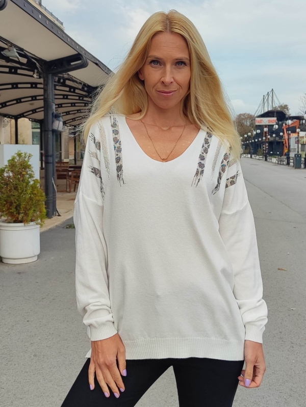 Дамска блуза в бяло с V-образно деколте и декоративни акценти