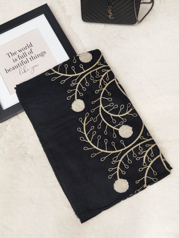 Елегантен топъл шал в черно с  луксозна златна бродерия