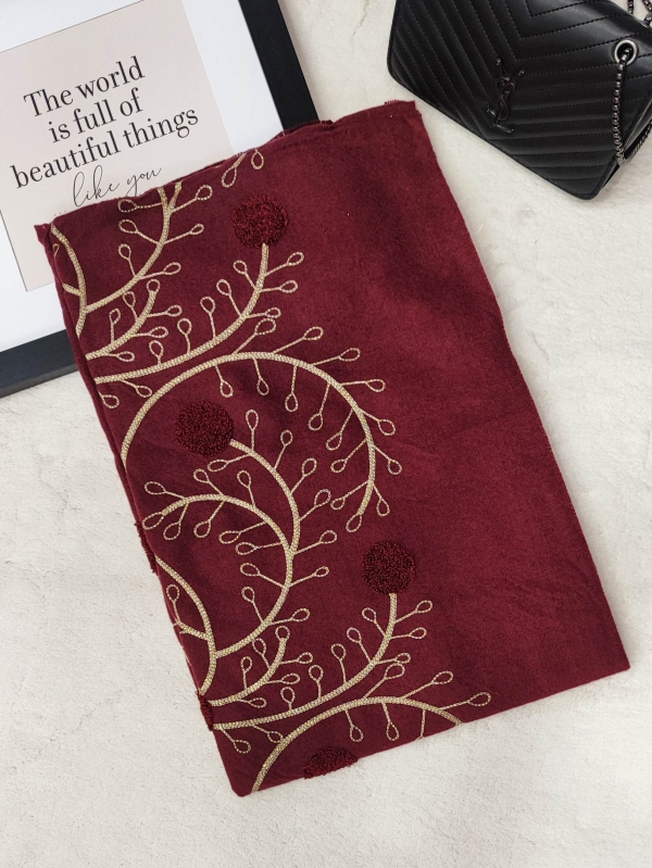 Елегантен топъл шал в бордо с  луксозна златна бродерия