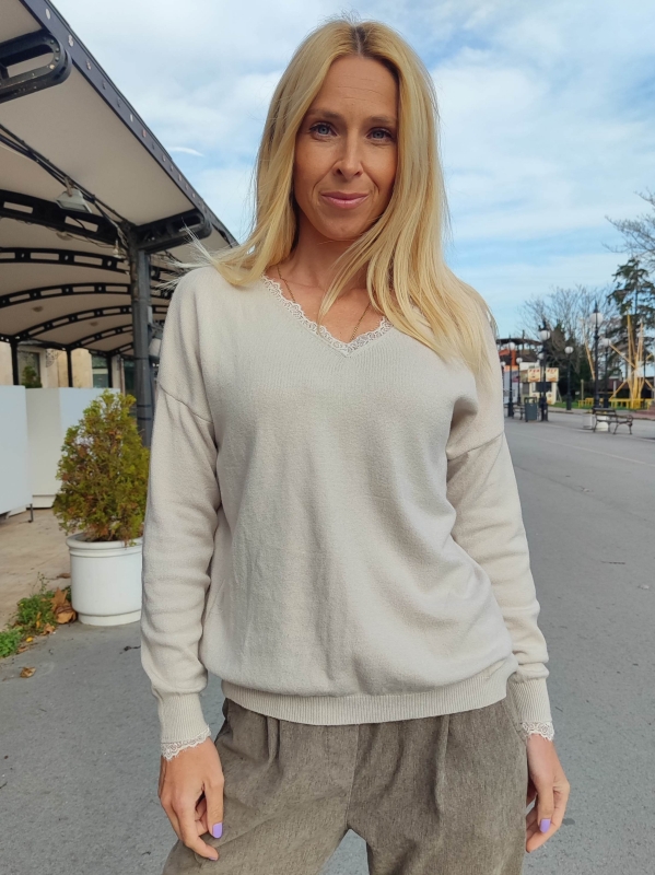 Елегантна блуза в бежово с V-образно деколте с дантела