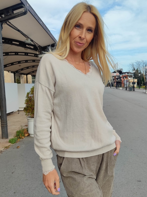 Елегантна блуза в бежово с V-образно деколте с дантела