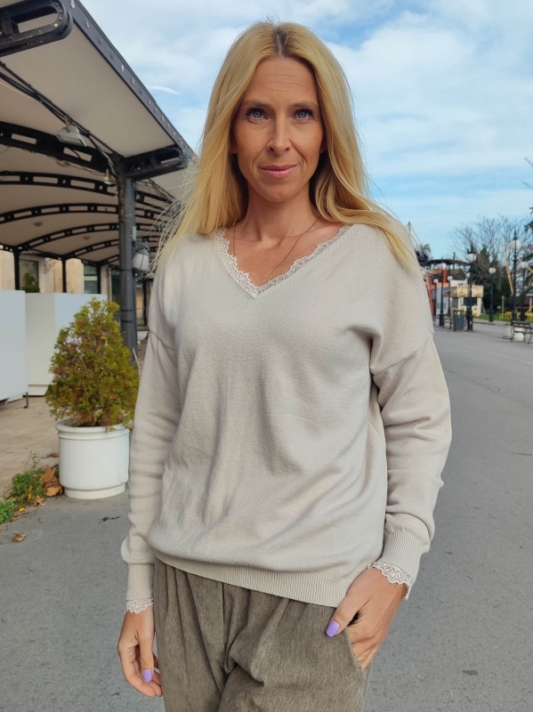 Елегантна блуза в бежово с V-образно деколте с дантела