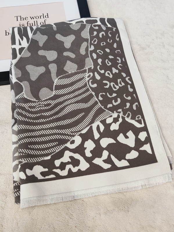 Elegant warm scarf with geometric print