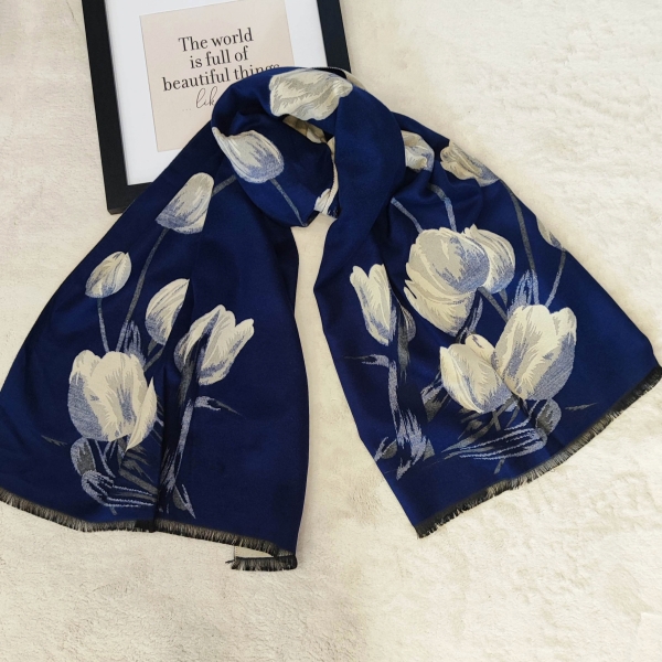 Двулицев дамски шал с  цветен принт в тъмно синьо и бежово