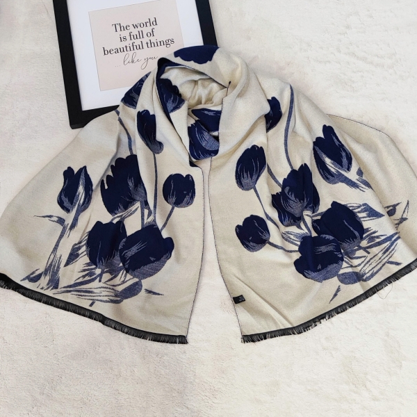 Двулицев дамски шал с  цветен принт в тъмно синьо и бежово
