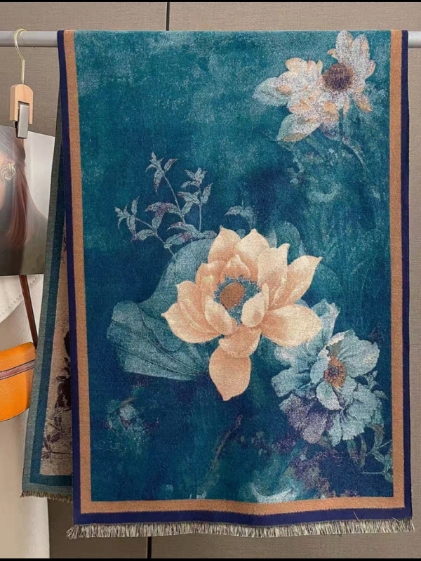 Зимен дамски шал в синьо с бяло цвете