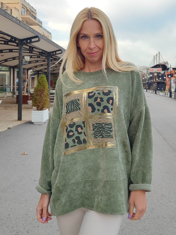 Women's green sweater with animal print and gold accents - style and comfort