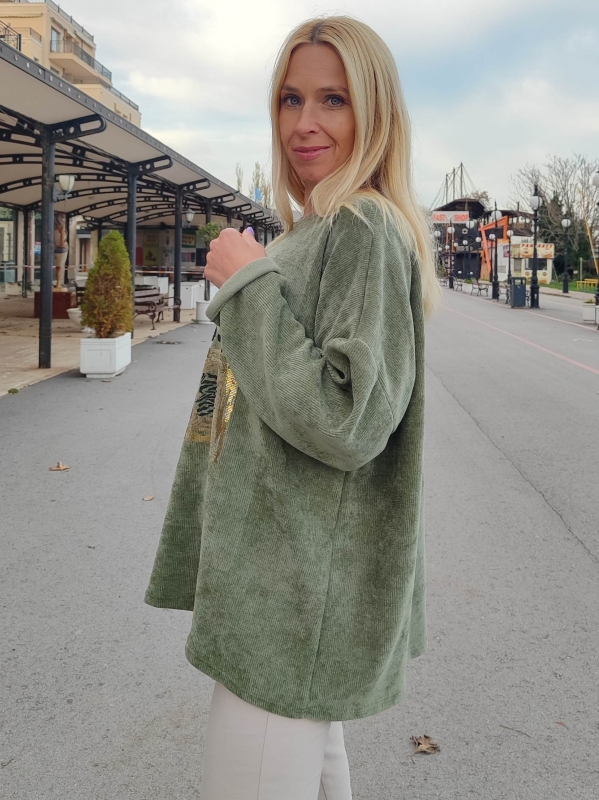 Women's green sweater with animal print and gold accents - style and comfort
