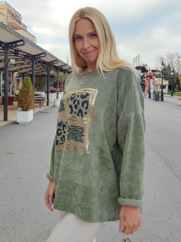 Women's green sweater with animal print and gold accents - style and comfort