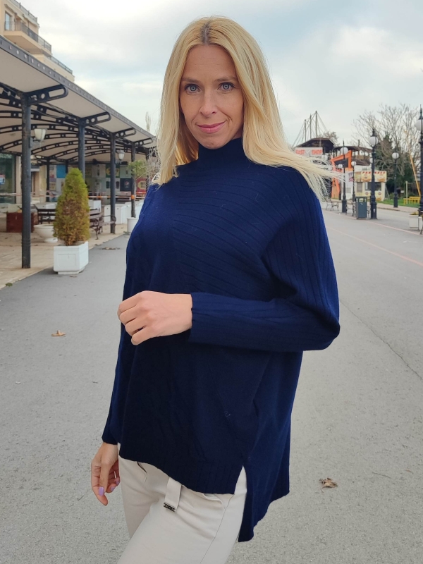 Дамска блуза от фино плетиво в тъмно синьо