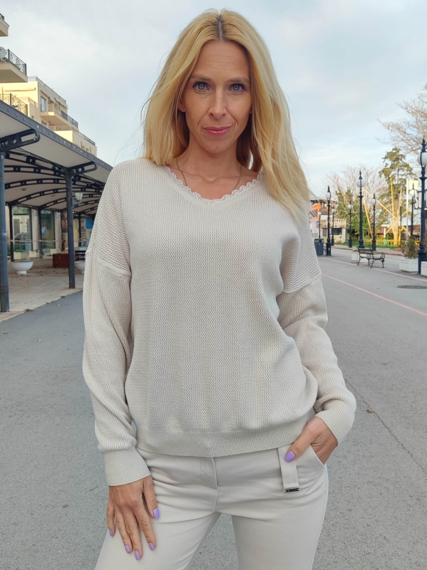 Елегантен пуловер в бежово с V-образно деколте с дантела