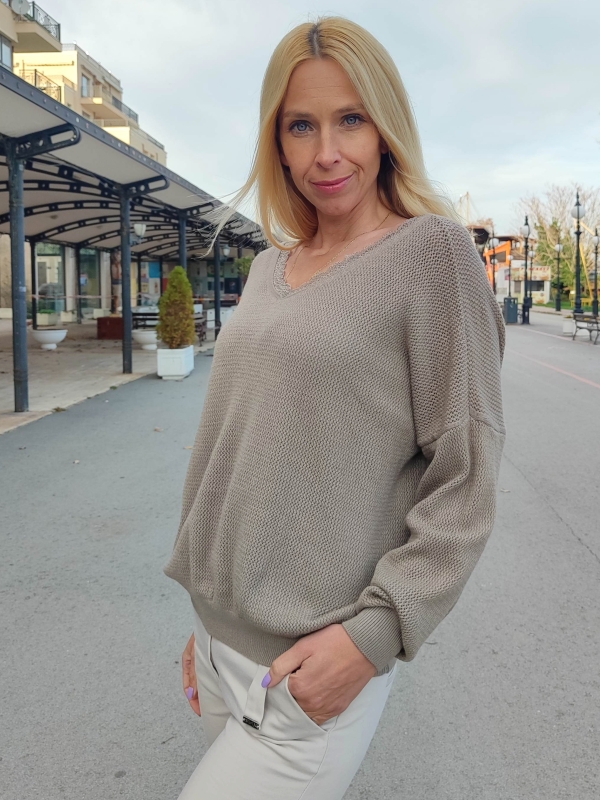 Елегантен пуловер в тъмно бежово с V-образно деколте с дантела