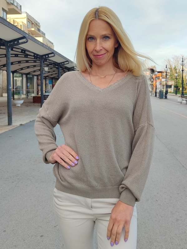 Елегантен пуловер в тъмно бежово с V-образно деколте с дантела
