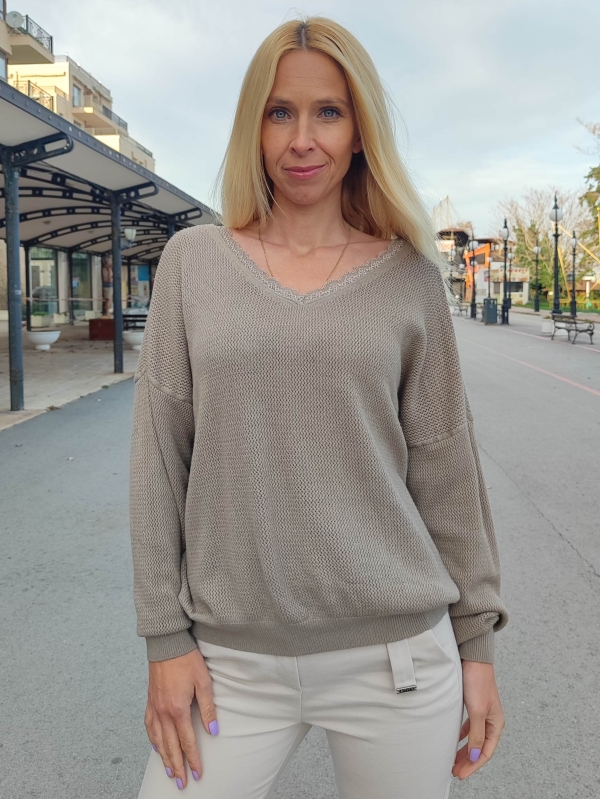 Елегантен пуловер в тъмно бежово с V-образно деколте с дантела