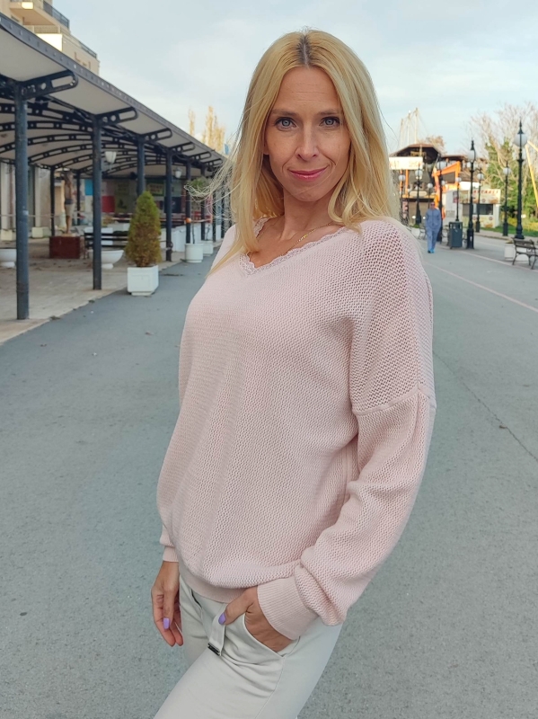 Елегантен пуловер в розово с  V-образно деколте с дантела