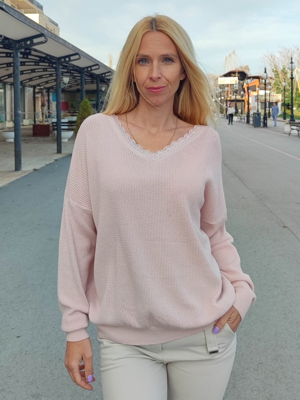 Елегантен пуловер в розово с  V-образно деколте с дантела