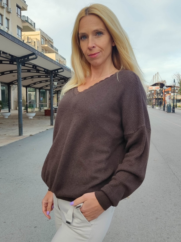 Елегантен пуловер в кафяво с  V-образно деколте с дантела