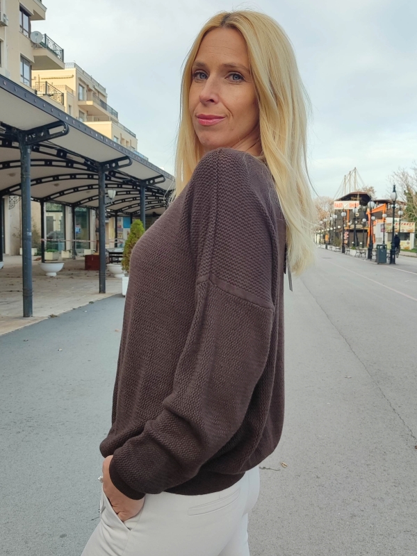 Елегантен пуловер в кафяво с  V-образно деколте с дантела