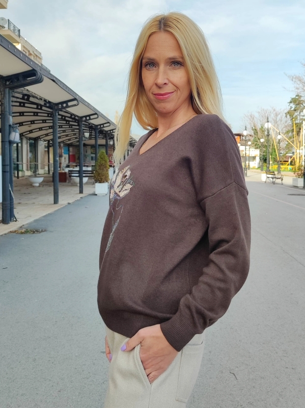 Елегантен пуловер в кафяво с  декорация цвете