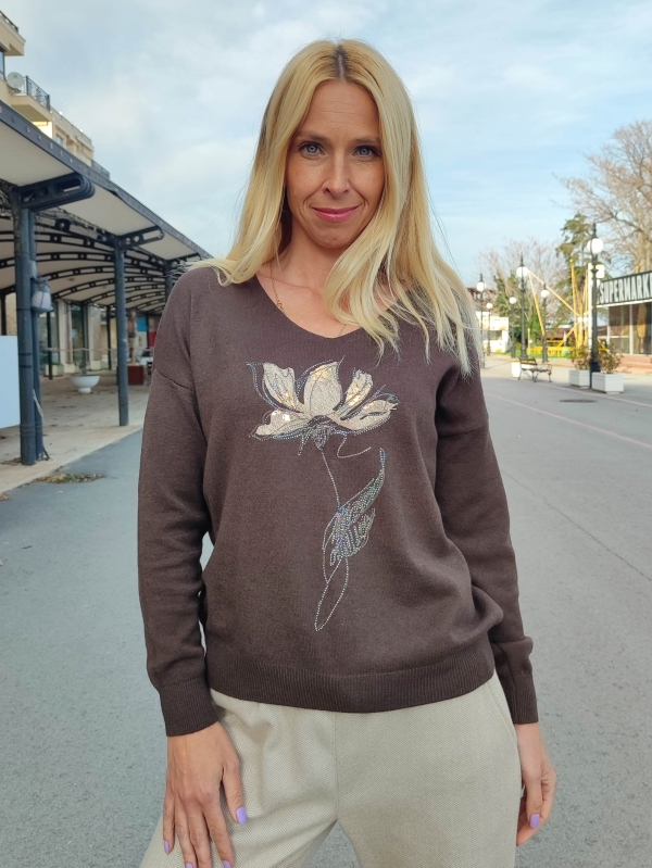 Елегантен пуловер в кафяво с  декорация цвете
