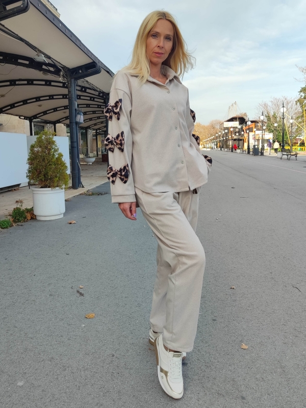Beige shirt with leopard stripes