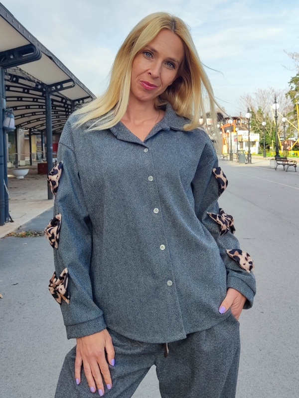 Grey shirt with leopard stripes