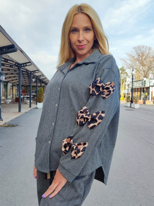 Grey shirt with leopard stripes