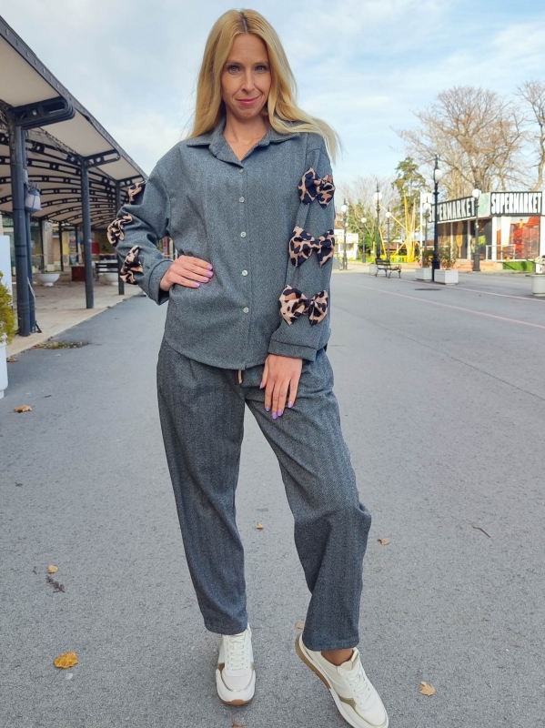 Grey shirt with leopard stripes
