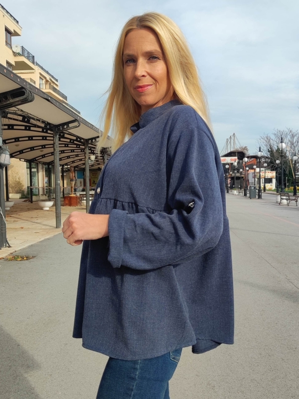 Дамска блуза в  синьо- свободна кройка и декоративни копчета