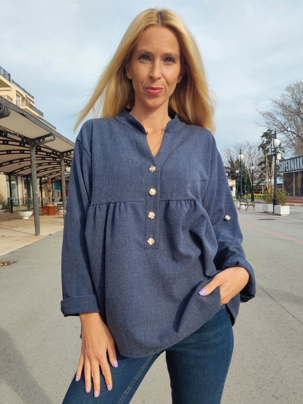 Дамска блуза в  синьо- свободна кройка и декоративни копчета