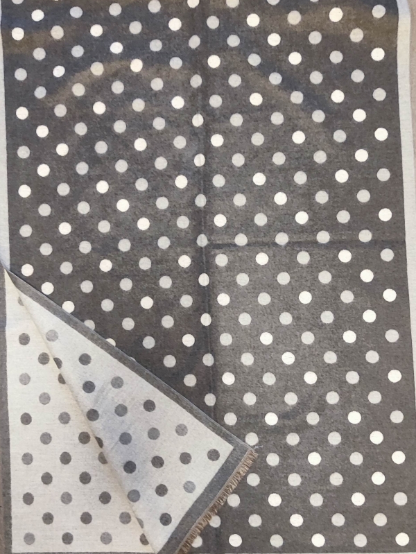 Зимен дамски шал на точки в сиво