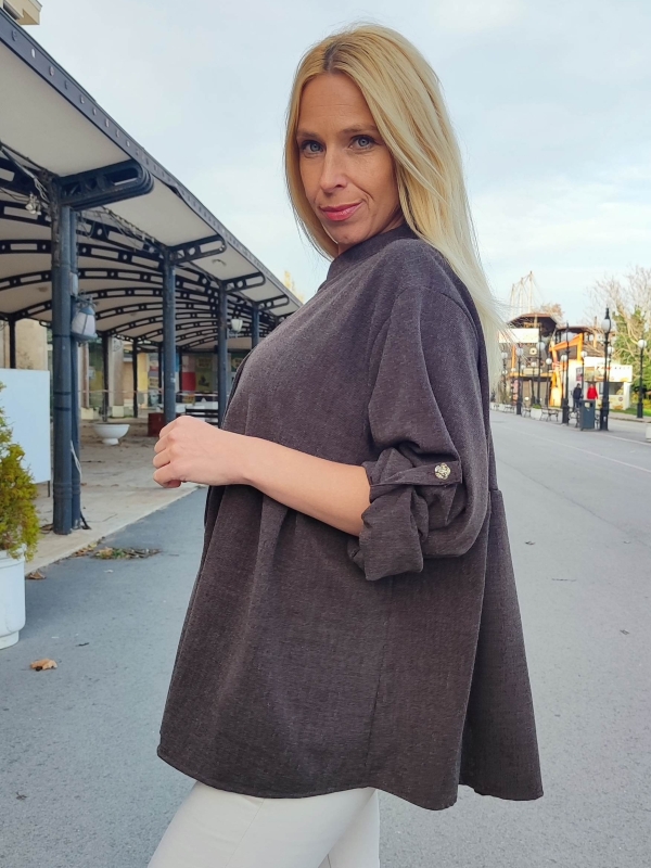 Women's blouse in brown - loose fit and decorative buttons