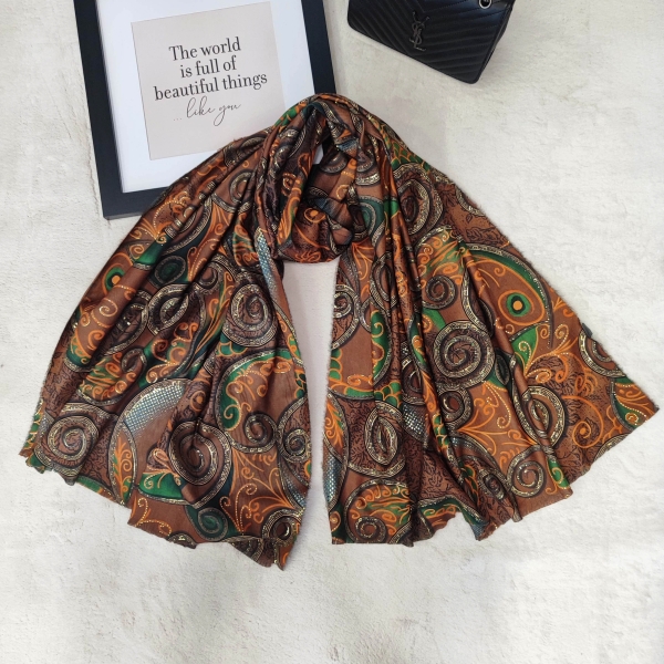 Елегантен Кафяв Шал с Принт - Идеалният Аксесоар за Всеки Сезон