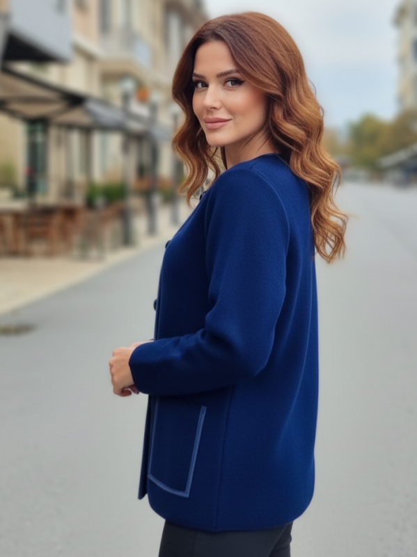 Дамска жилетка в тъмно синьо с артистичен флорален дизайн