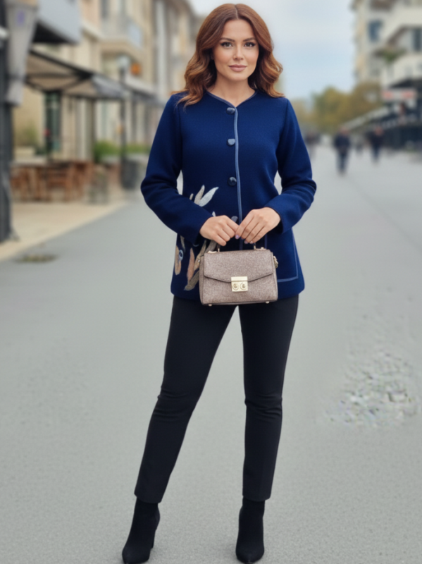 Дамска жилетка в тъмно синьо с артистичен флорален дизайн